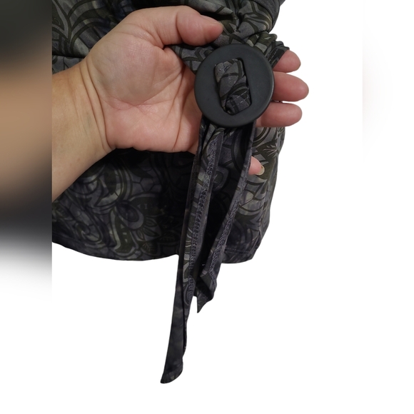 2 FOR💲1️⃣ Reitmans Green/Grey Paisley Floral Print Faux Wrap Sleeveless Blouse - Picture 7 of 11